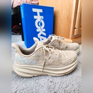 Hoka Clifton 9 shoes + box 🤍